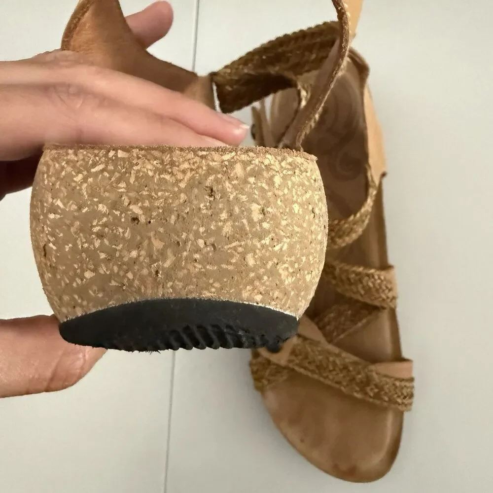 Taos Trulie Camel Sandals Womens US Size 10/10.5 EU 41
